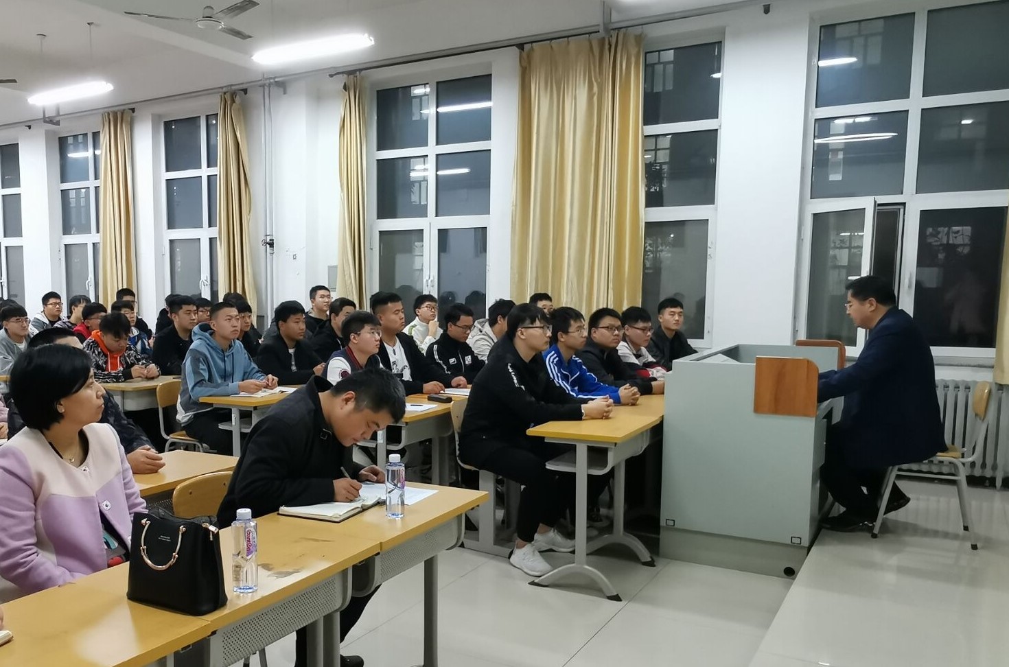 副校长王建明做报告.jpg 雷竞技RAYBET